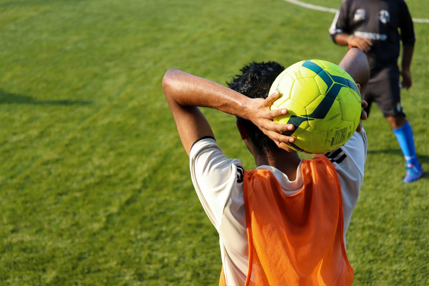 Junger Fußballer beim Einwurf im Training – Spielerberatung für Talente und Profis